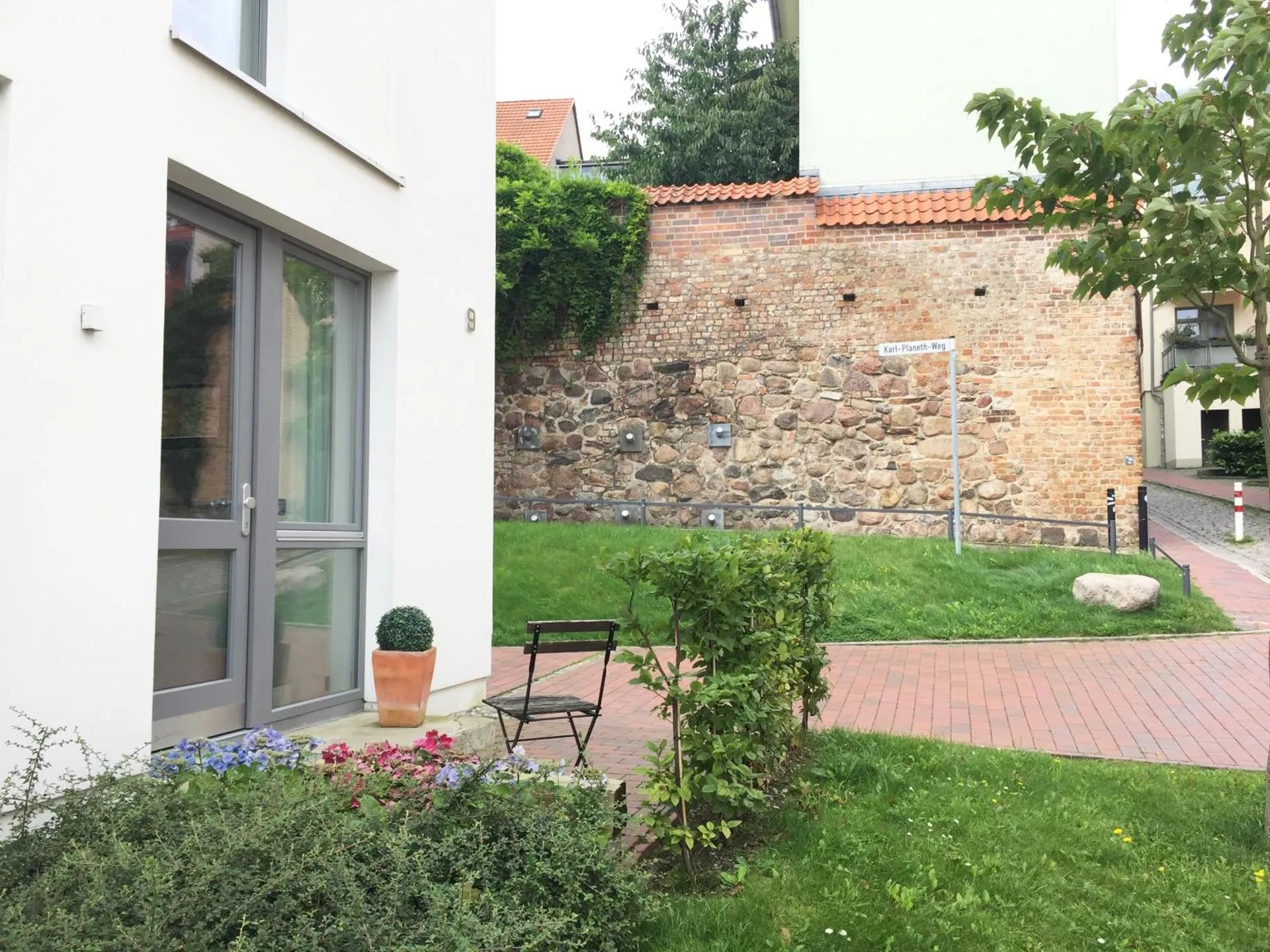 Eingang mit Blick auf die Stadtmauer